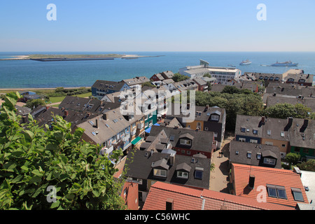 Stadt auf der Insel Helgoland (Helgoland) und die Insel "The Dune" ("Wer sterben") im Hintergrund Stockfoto