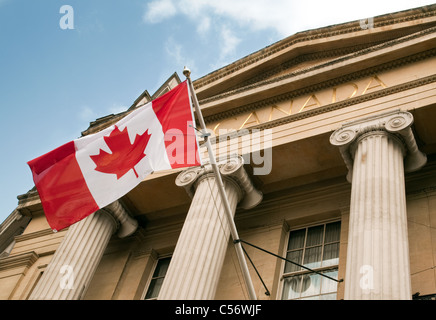 Kanadische Flaggen fliegen in Canada House, Trafalgar Square in London UK Stockfoto