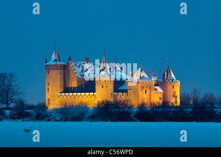 Niederlande, Muiden, Schloss Muiderslot genannt. Winter, Schnee. Stockfoto