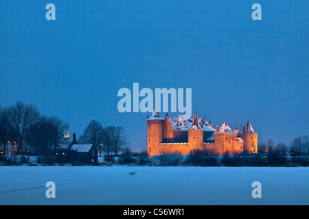 Niederlande, Muiden, Schloss Muiderslot genannt. Winter, Schnee. Stockfoto