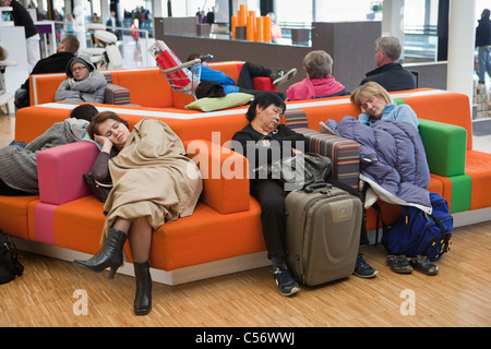 Die Niederlande, Haarlemmermeer, Flughafen Schiphol. Menschen schlafen. Stockfoto