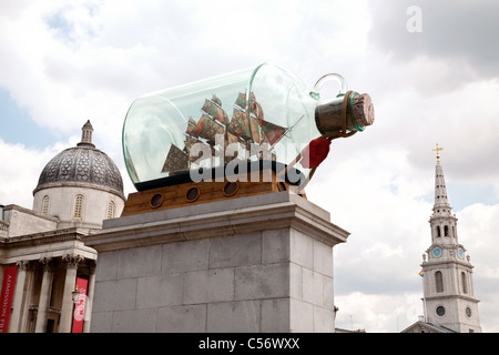 Ein großes Schiff in einer Flasche (Nelsons Flaggschiff "Sieg" von Yinka Shonibare) auf dem vierten Sockel, Trafalgar Square in London UK Stockfoto