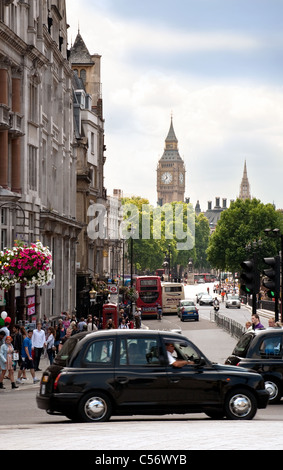 Blick vom Trafalgar Square hinunter Whitehall auf die Houses of Parliament, London UK Stockfoto