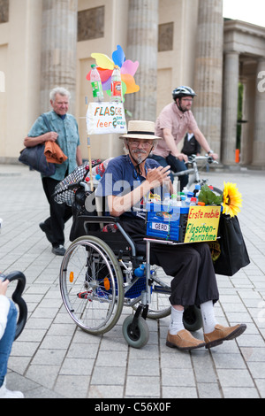 Mann im Rollstuhl Abholung Kaution Flaschen für eine Veränderung in Berlin am Brandenburger Tor, Deutschland Stockfoto