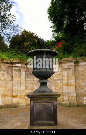 Vase in den Park von Hever Castle; Vase Im Park von Hever Castle Stockfoto