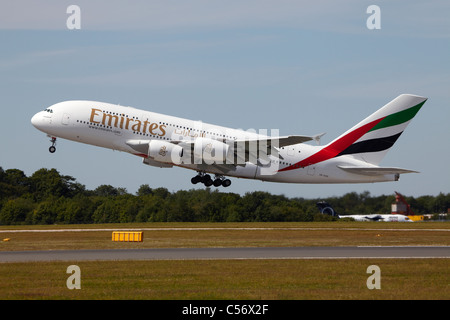 Emirates Airlines Airbus A380 super Jumbo ausziehen Manchester Airport Stockfoto