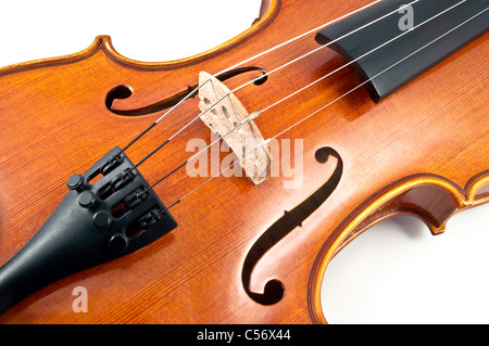 Italienische Violine aus Holz Akkord Details auf weißem Hintergrund Stockfoto