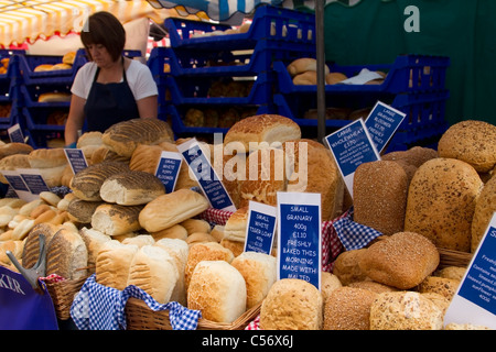 Frische Bio-Brot zu verkaufen am Bauernmarkt Winchester, Hampshire Stockfoto