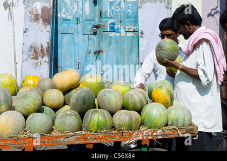 Zwei Männer wählen Melonen auf dem Markt von Mysore, Karnataka, Indien. Stockfoto