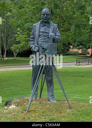 Bronzestatue von William Henry Fox Talbot von Greta Berlin Greenway Bussines Park Chippenham, Wiltshire England Stockfoto