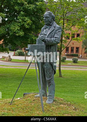 Bronzestatue von William Henry Fox Talbot von Greta Berlin Greenway Bussines Park Chippenham, Wiltshire England Stockfoto