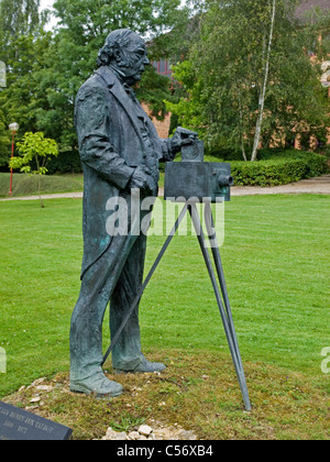 Bronzestatue von William Henry Fox Talbot von Greta Berlin Greenway Bussines Park Chippenham, Wiltshire England Stockfoto