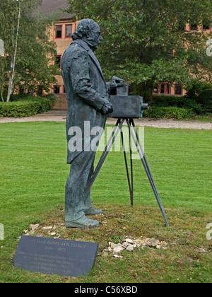 Bronzestatue von William Henry Fox Talbot von Greta Berlin Greenway Bussines Park Chippenham, Wiltshire England Stockfoto