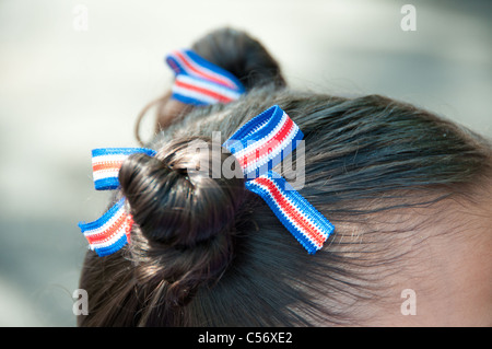 Mädchen tragen die costaricanischen Flagge Farben in ihrer Frisur Costa Rica während Unabhängigkeitstag Stockfoto