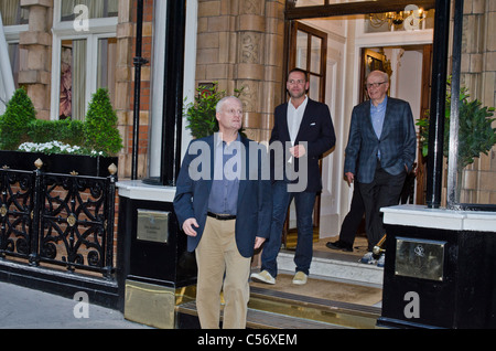 James und Rupert Murdoch außerhalb Stafford Hotel St. James Place London Uk Medien-Tycoon. Medien-Telefon hacking Skandal Diskussion Stockfoto