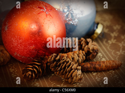 Grunge Vintage Antik Christbaumschmuck mit Tannenzapfen Stockfoto