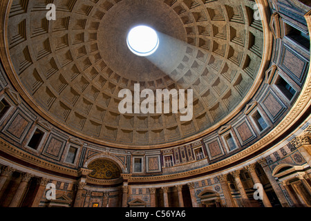 Pantheon Rom Interieur des berühmtesten und schönsten Gebäude mit Sonnenschein Ray Decke an Wand durchscheinen. Stockfoto