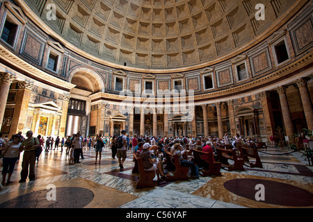 Pantheon Rom Interieur des berühmtesten und schönsten Gebäude mit Sonnenschein Ray Decke an Wand durchscheinen. Stockfoto