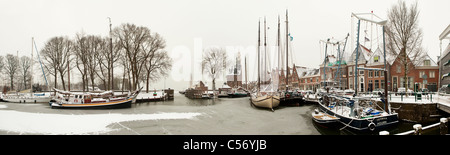 Die Niederlande, Hoorn, Hafen für traditionelle Segelboote. Winter, Schnee. Stockfoto