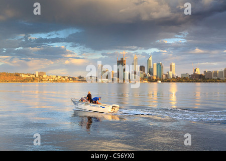 Motor angetrieben Boot auf den Swan River in Perth Stockfoto