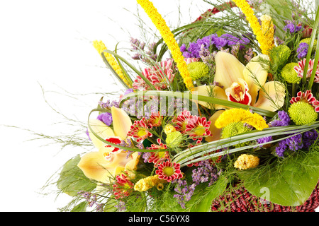 schöne Blumen im Korb Stockfoto