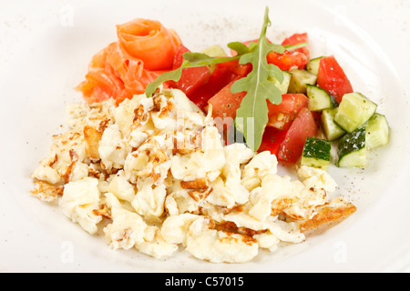 Rührei mit Lachs und Gemüse Stockfoto