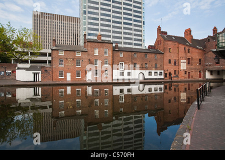 Gas-Straße Kanal-Becken Stockfoto