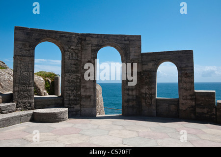 Das Minack Theater, open-air-Theater-Bühne - Steinbögen als Landschaft, mit dem Meer als Hintergrund verwendet. Porthcurno, Cornwall, UK. Stockfoto