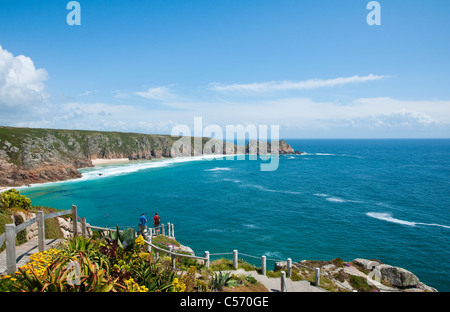 Blick auf Logan Rock von Minack Theatre, Porthcurno, Nr Lands End, Cornwall, UK. Stockfoto