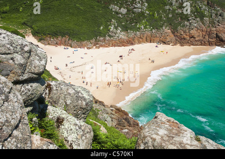 Luftaufnahme von Porthcurno Beach mit seinem renommierten türkisfarbenen Wasser, Nr Lands End, Cornwall, UK. Stockfoto