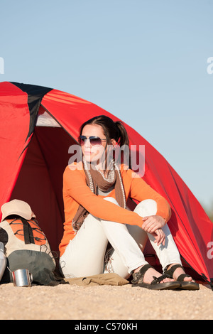 Camping Zelt am Strand blauen Himmel glückliche Frau vorne Stockfoto