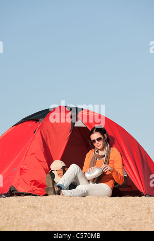 Camping Zelt am Strand blauen Himmel glückliche Frau vorne Stockfoto