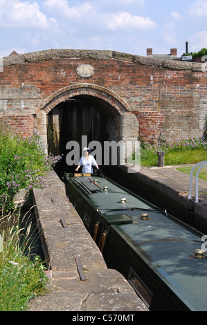 Narrowboat auf Kanal an Stourport-auf-Severn, Worcestershire, England, UK Stockfoto