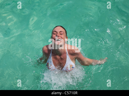 Frau im tropischen Meer schwimmen Stockfoto