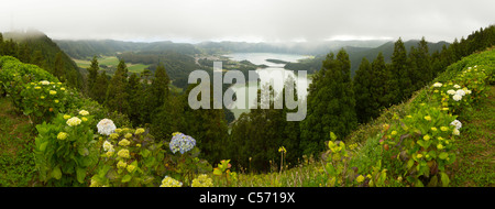 Panoramablick vom Visto Rei, Blick auf Lagoa Verde und Lagoa Azul. Insel São Miguel, Azoren. Stockfoto