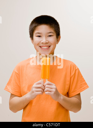 Junge hält ein Eis am Stiel Stockfoto