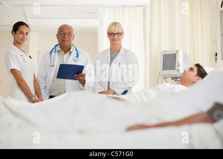 Ärzte und Krankenschwester im Krankenzimmer Stockfoto