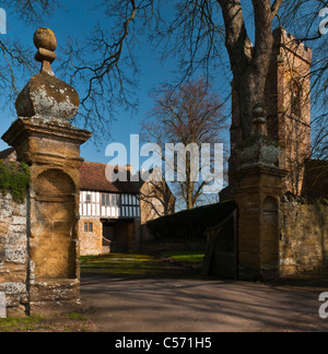 Eingang und Torhaus, Ashby St Ledger Manor in Northamptonshire, wo der Schießpulver-Plot 1605, England ausgebrütet wurde Stockfoto