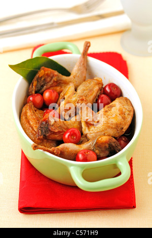 Wachteln mit Kirschen. Rezept erhältlich Stockfoto