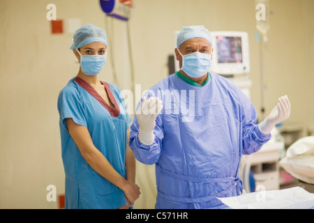 Arzt und Krankenschwester im OP-Saal Stockfoto