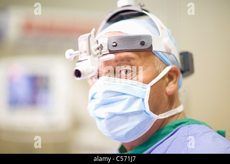 Chirurgen tragen Maske und Scheinwerfer Stockfoto