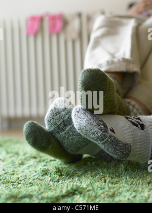 Nahaufnahme eines Paares Füße in Socken Stockfoto