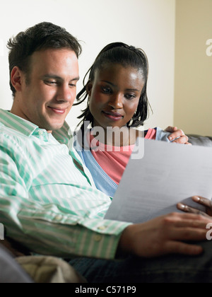 Paar Lesung zusammen auf couch Stockfoto