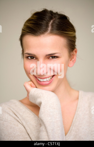 Frau ruht Kinn in die hand Stockfoto