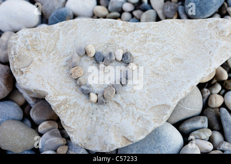 Kiesel bilden Herz auf Stein Stockfoto
