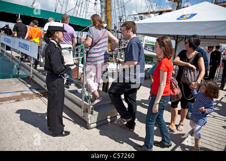 Besatzung des kolumbianischen Tall Ship ARC Gloria begrüßen das Publikum an Bord in Greenock, Schottland. Tall Ships Race 2011. Stockfoto