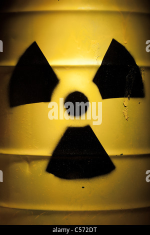 Radioaktiven Fass mit nuklearen Zeichen Stockfoto