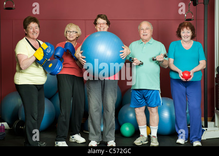 Ältere Menschen mit Trainingsgeräten Stockfoto