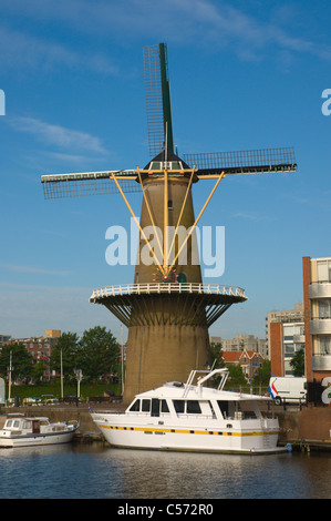 Molen de Distilleerketel Windimill Voorhaven Kanal Delfshaven Bezirk Rotterdam Niederlande Stockfoto