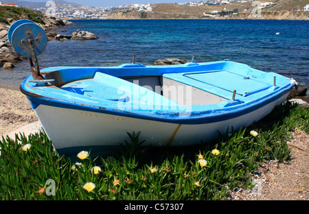 Angeln-Jolle gestrandet Ornos Beach griechischen Insel Mykonos Cyclades Ägäis Griechenland EU Europäische Union Europa Stockfoto